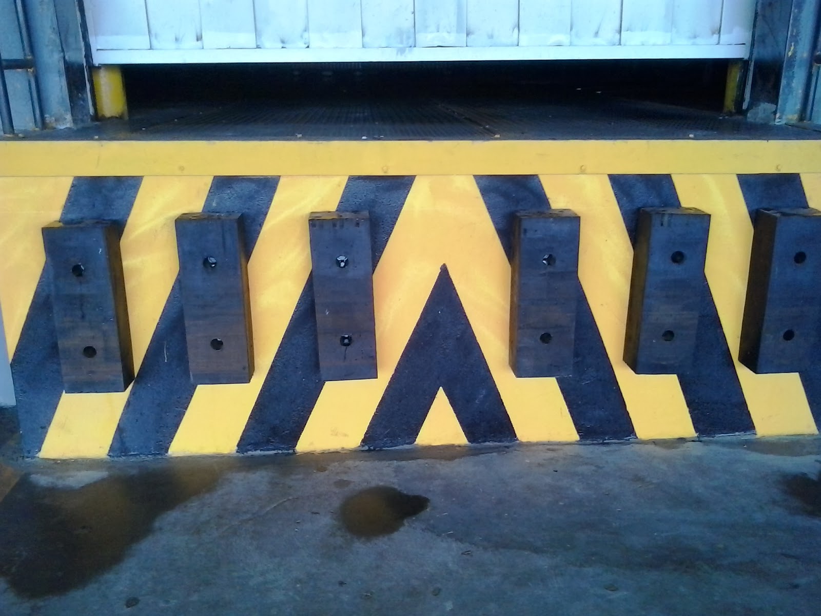 Batente de borracha para carreta e caminhão em doca de carga